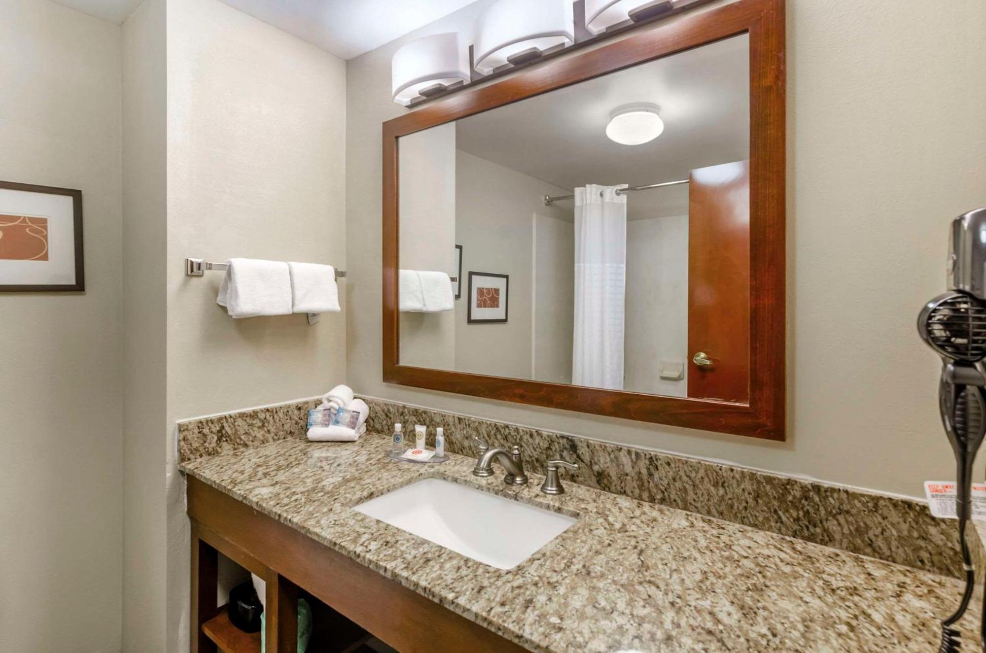 Comfort Inn & Suites Christiansburg I-81 Bagian luar foto