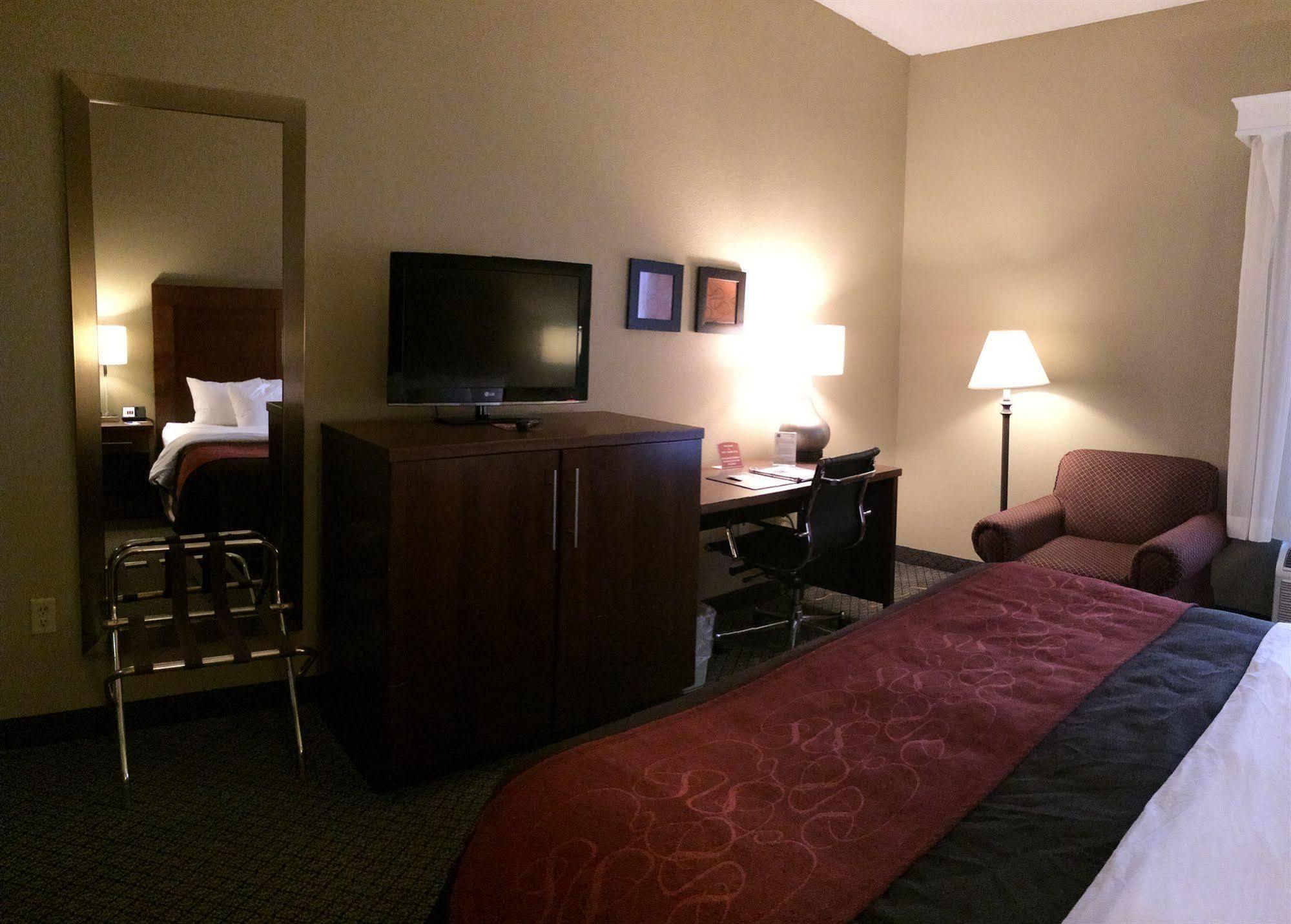Comfort Inn & Suites Christiansburg I-81 Bagian luar foto